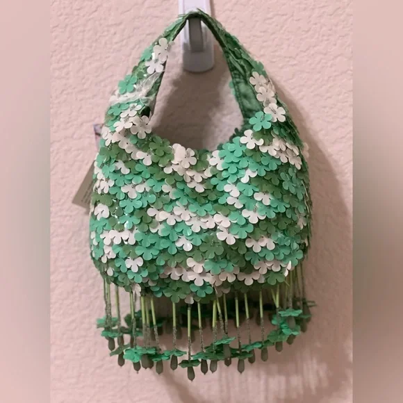 Floral Beaded Green and White Bag 🌿 - Picture 5 of 12